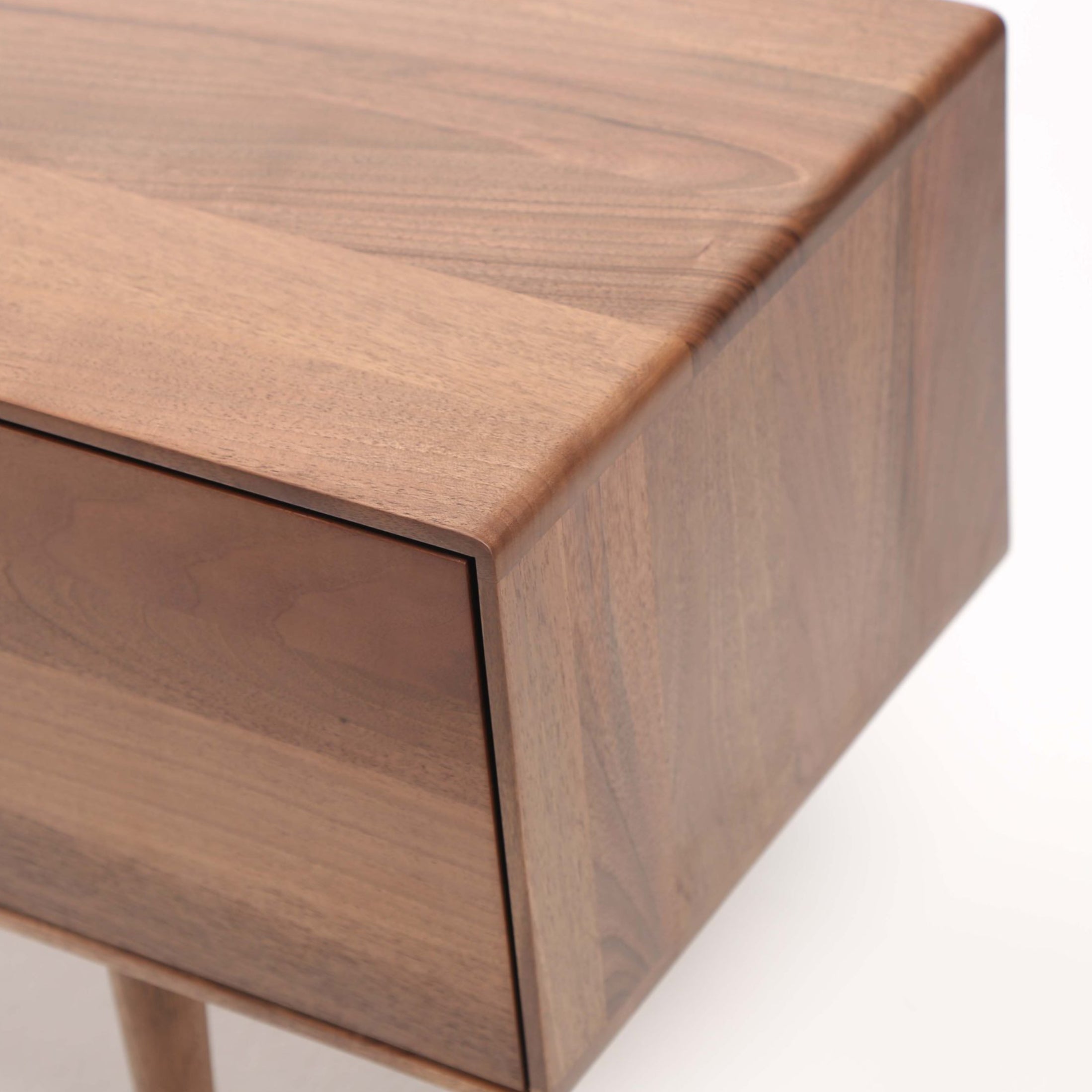 TV-Kommode Primo Bassa 160x41,5 cm, Material: Massivholz Nussbaum