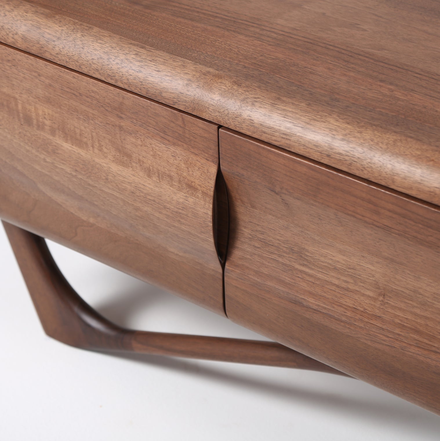 TV-Kommode Antoni 160x45 cm, Material: Massivholz Nussbaum