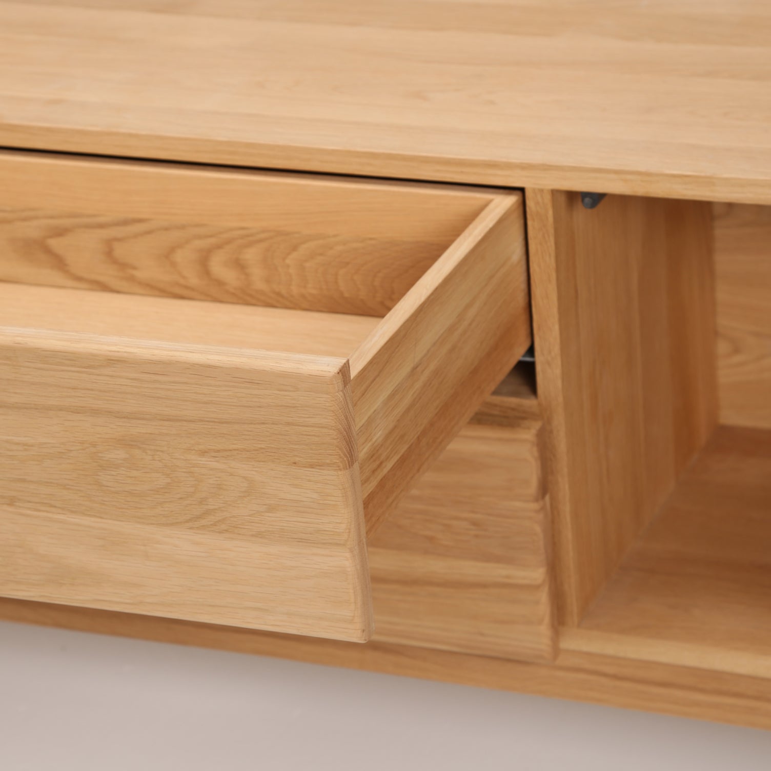 TV-Kommode Luba 180x40,3 cm, Material: Massivholz Eiche