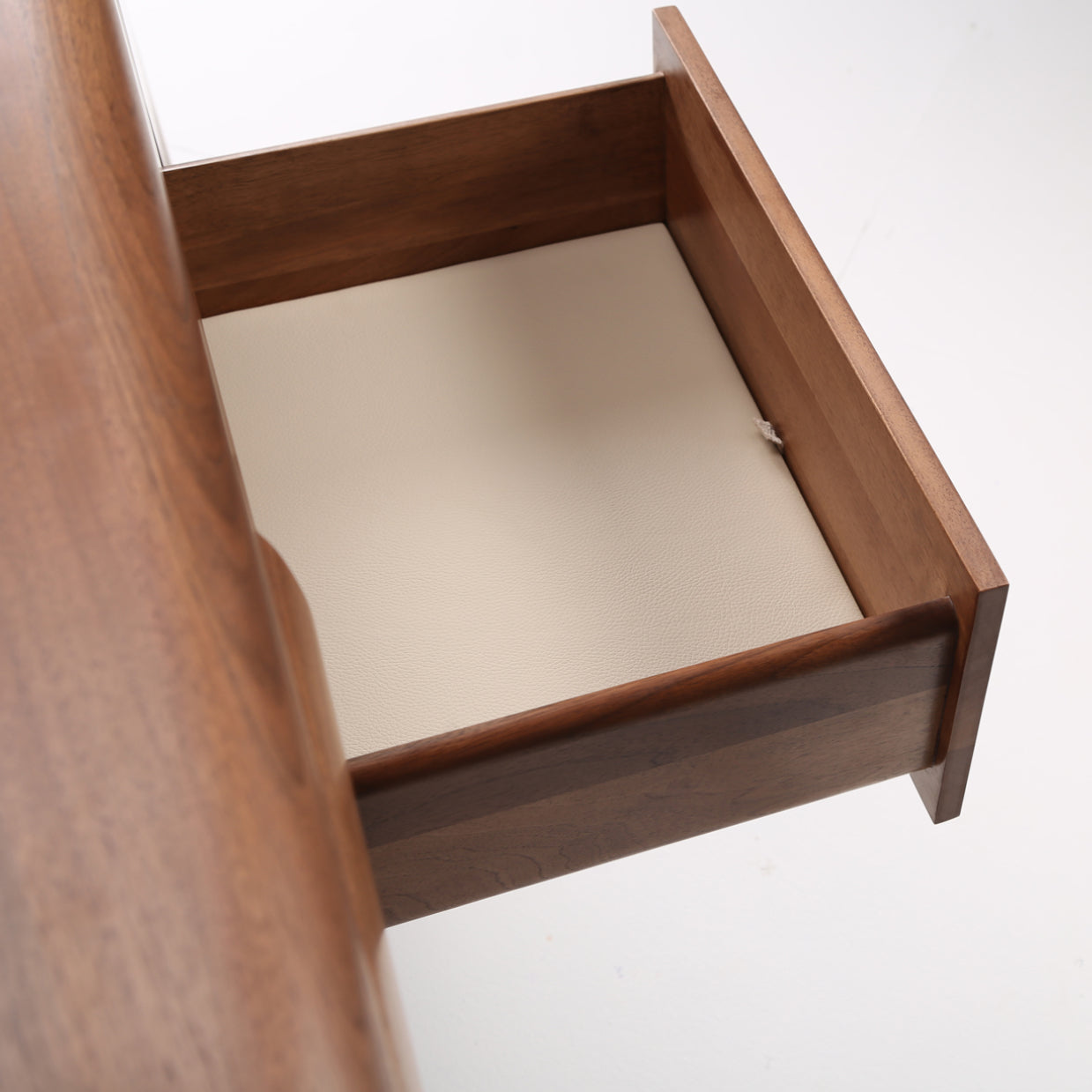 Kommode Antoni Alto 160x96cm, Material: Massivholz Nussbaum