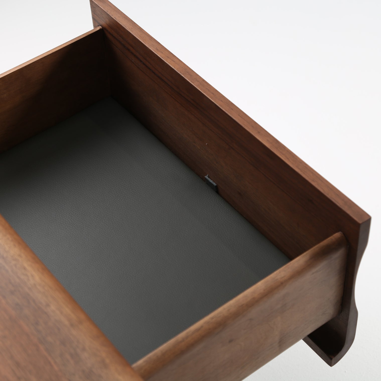 TV-Kommode Antoni 160x45 cm, Material: Massivholz Nussbaum