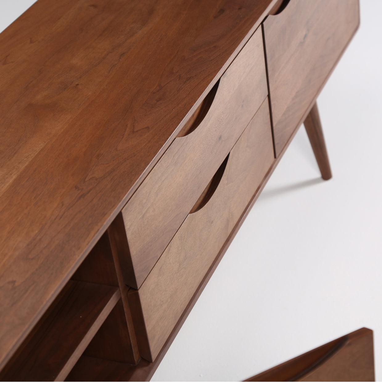 TV-Kommode Primo Bassa 160x41,5 cm, Material: Massivholz Nussbaum