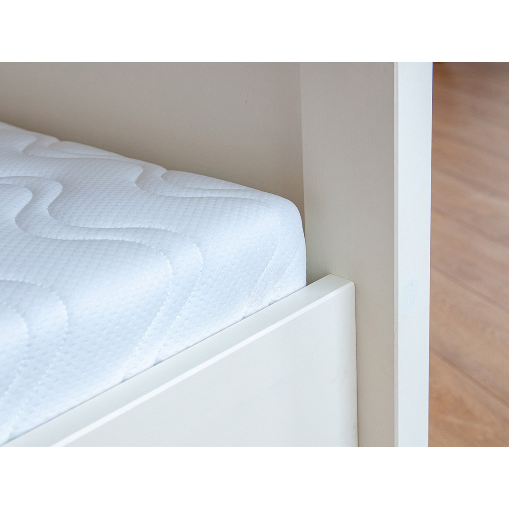 Bett Belluno, Material: Massives Kiefernholz