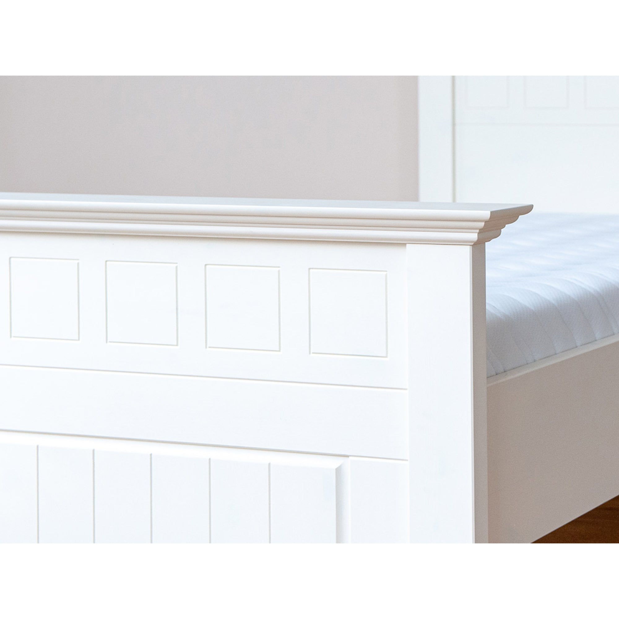 Bett Belluno, Material: Massives Kiefernholz