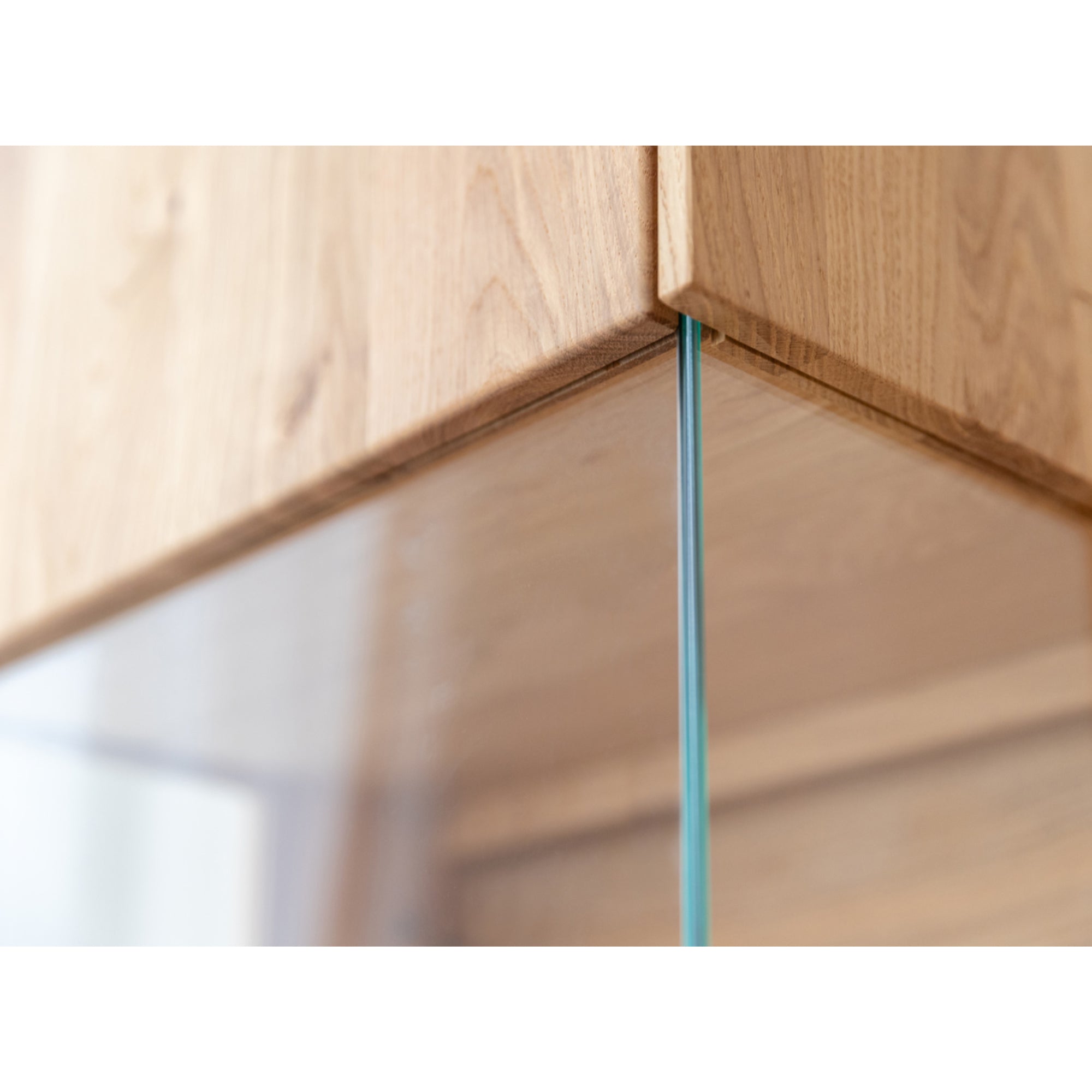 Vitrine Tirano 33x142 cm, Material: Massivholz Eiche