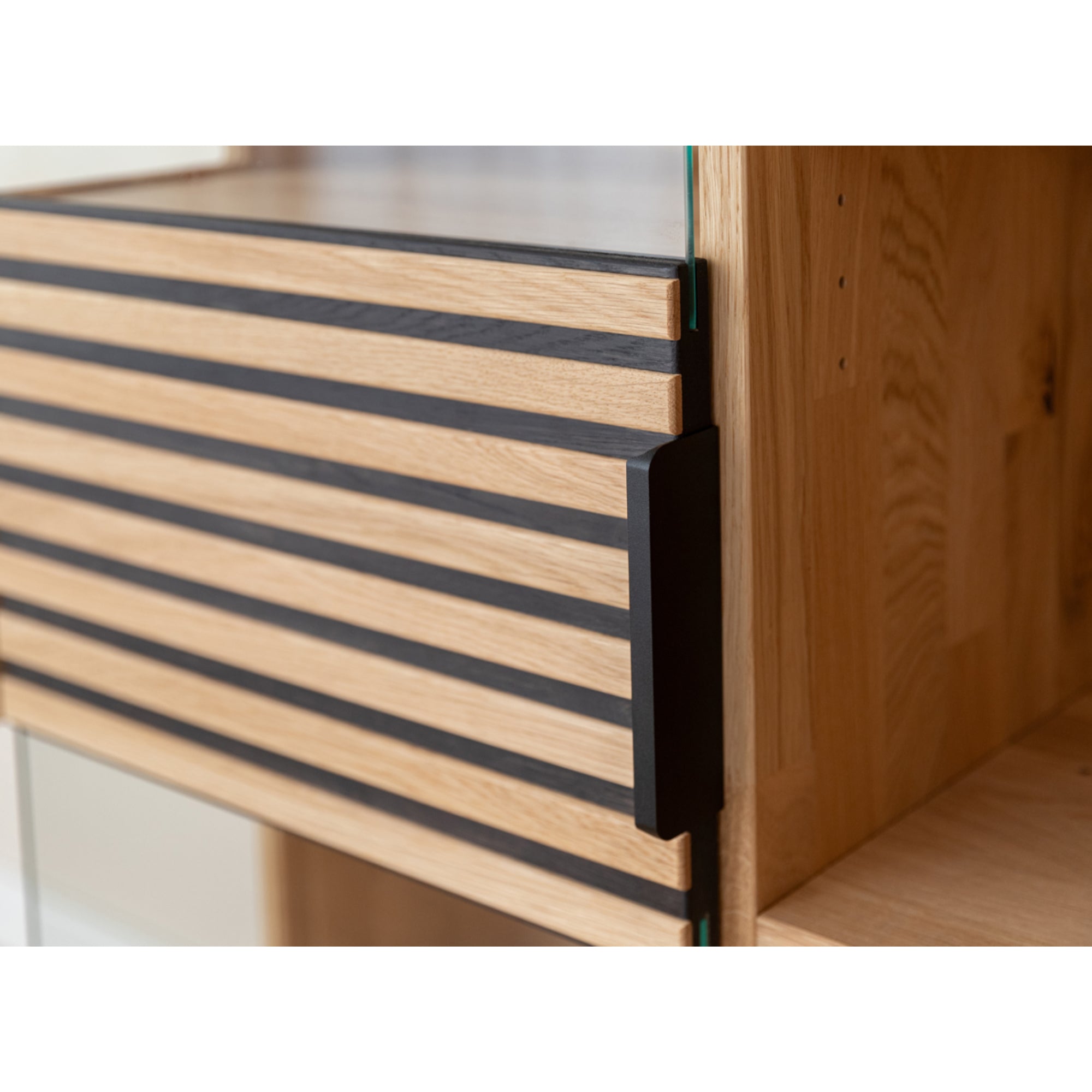 Vitrine Tirano 39x147 cm, Material: Massivholz Eiche