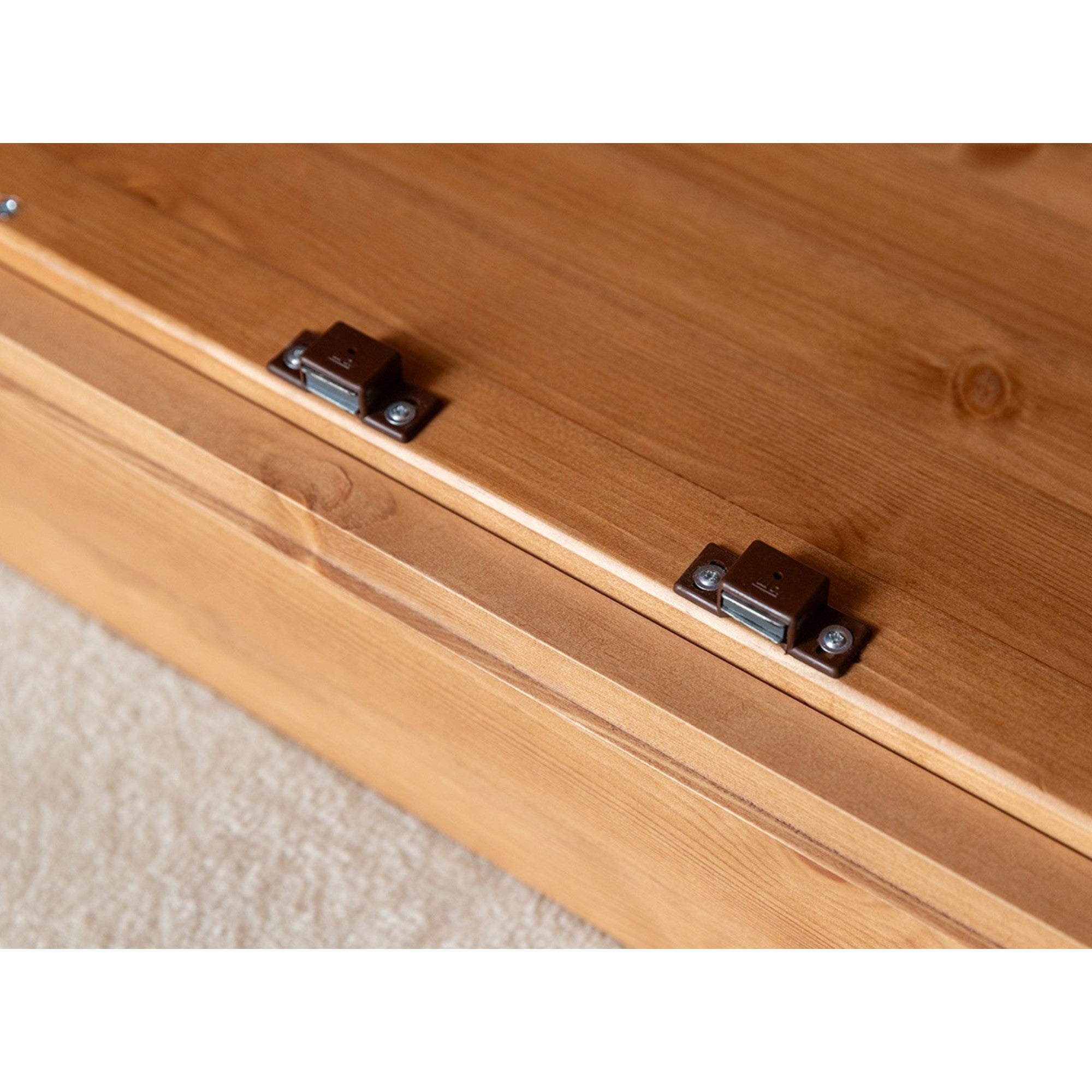 Der Schrank Rosella 129x212,6 cm, Material: Massives Kiefernholz