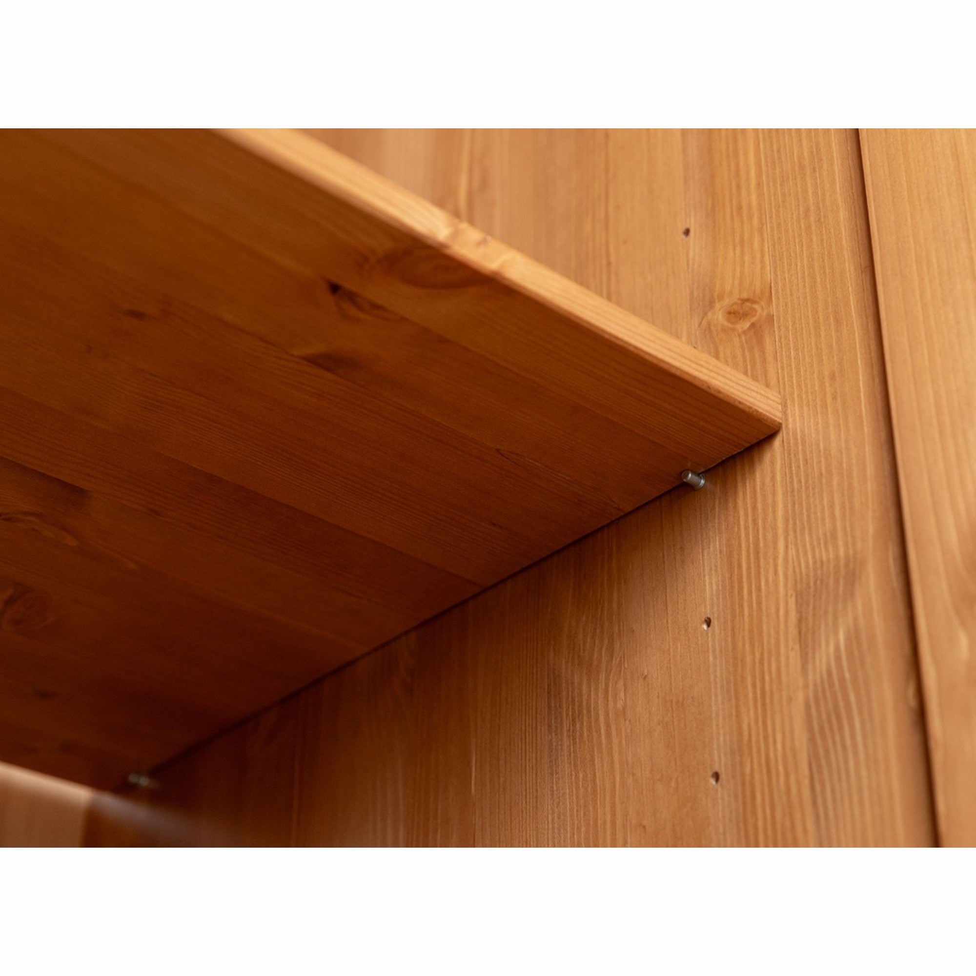 Der Schrank Rosella 129x212,6 cm, Material: Massives Kiefernholz