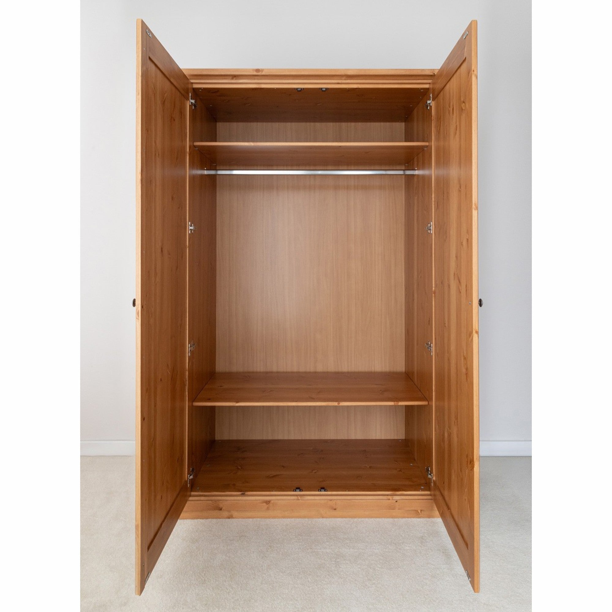 Der Schrank Rosella 129x212,6 cm, Material: Massives Kiefernholz