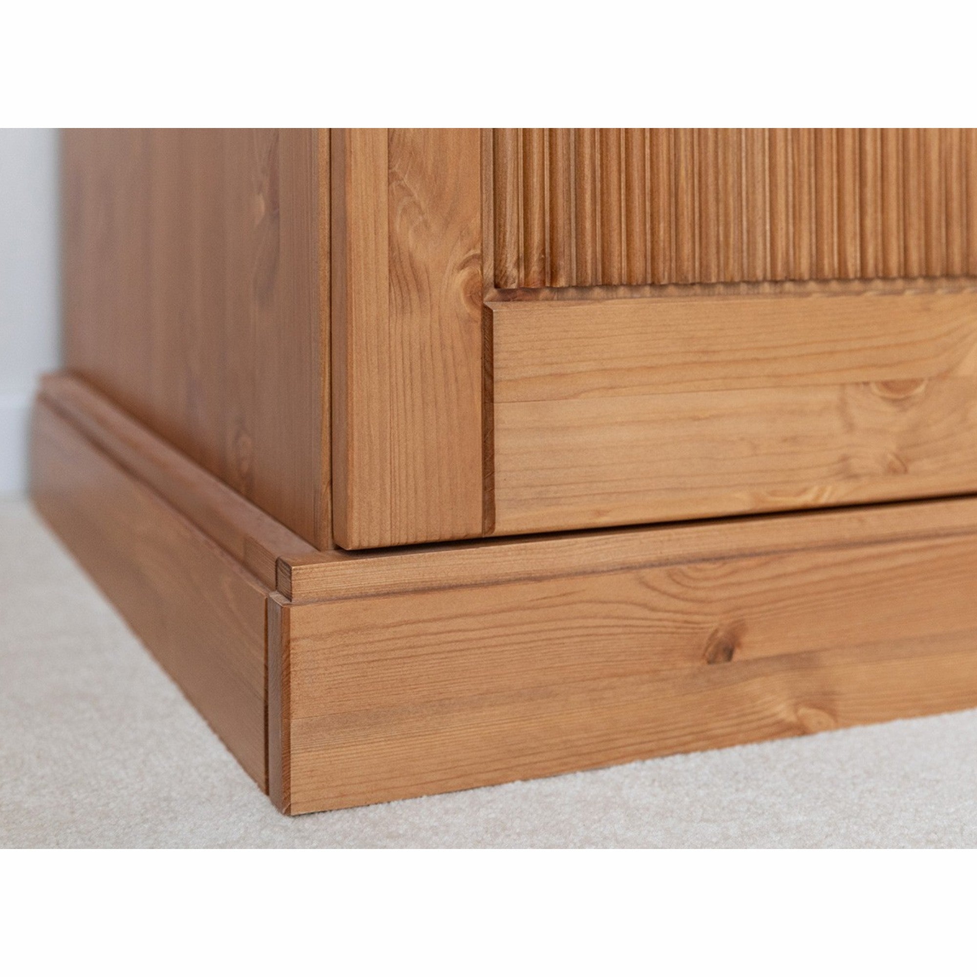Der Schrank Rosella 188,5x212,6 cm, Material: Massives Kiefernholz