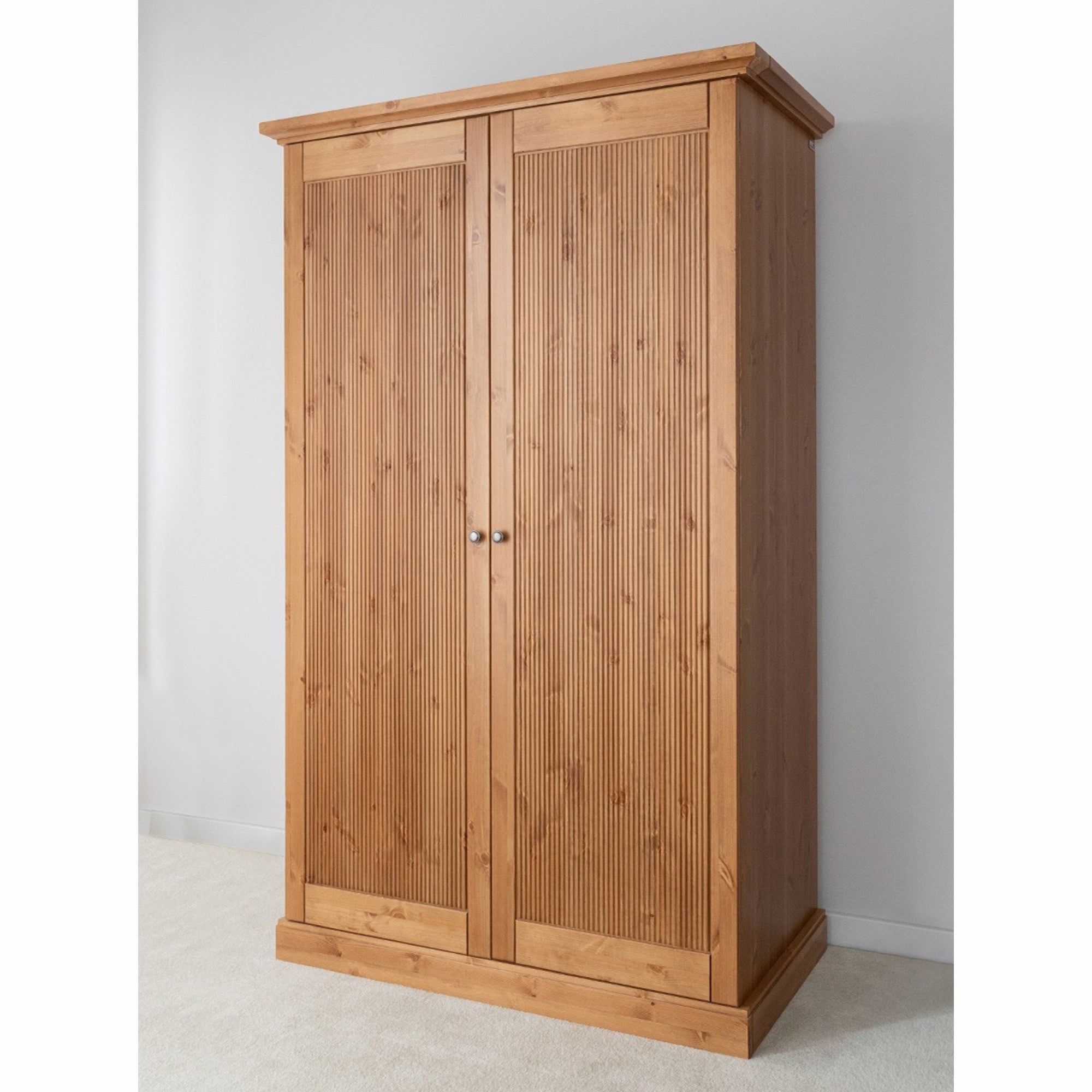 Der Schrank Rosella 129x212,6 cm, Material: Massives Kiefernholz
