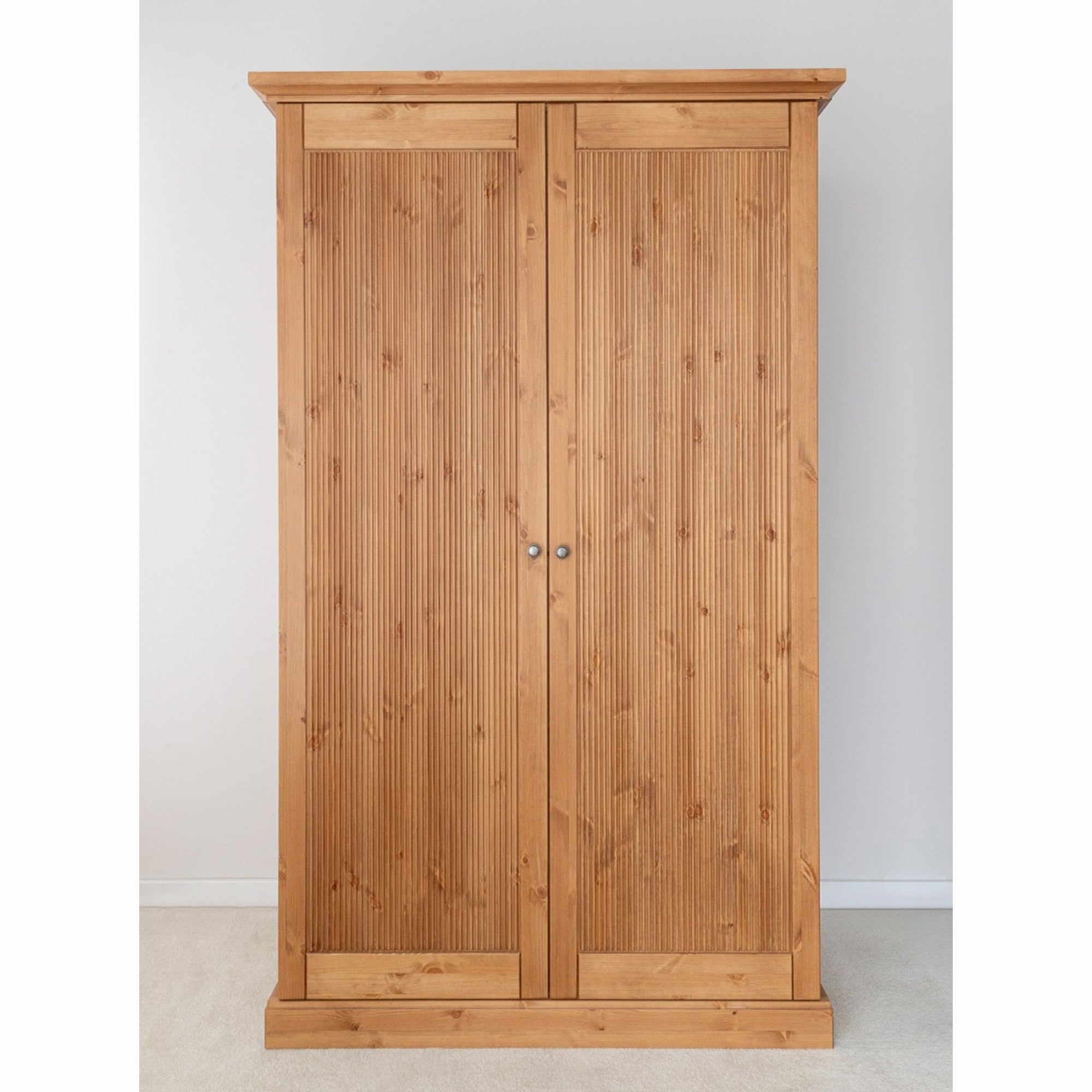 Der Schrank Rosella 129x212,6 cm, Material: Massives Kiefernholz